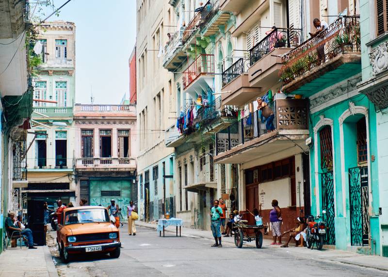 Street moments in Havana: a glimpse into everyday life.
